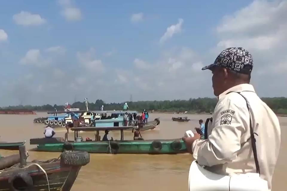 Tongkang Batubara Hancurkan Puluhan Keramba Ikan di Sungai Batanghari
