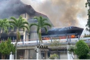 Gedung DPRD NTB Dibakar Imbas Kemarah Masa Aksi Demo
